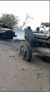 На відео, яке публікують українські телеграм-канали, видно знищені вантажівки УРАЛ-4320, гаубиці 2А18 Д-30